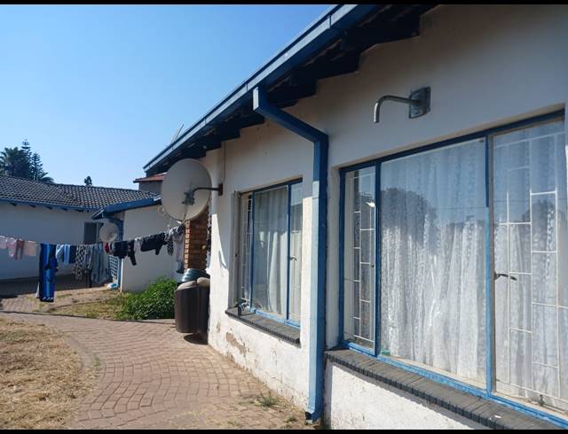 5 BEDROOM HOUSE FOR SALE IN PENINA PARK